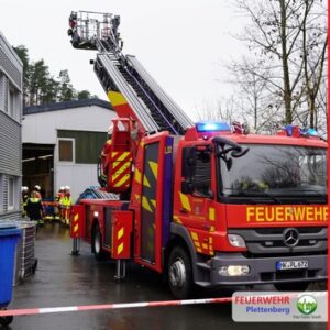 FW-PL: Feuerwehr rettet abgestürzten Gabelstaplerfahrer