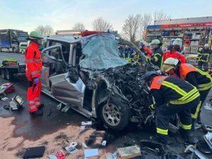 FW Königswinter: Zwei Schwerstverletzte nach Verkehrsunfall auf Autobahn A3 – Feuerwehr rettet eingeklemmten Fahrer