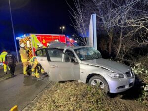 FF Bad Salzuflen: BMW kracht bei Alleinunfall in Lärmschutzwand / Zwei Männer werden auf der Lockhauser Straße in Bad Salzuflen verletzt