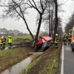 FW-OLL: Schwerer Verkehrsunfall in Hatten: Lkw prallt gegen mehrere Bäume und kippt in Graben