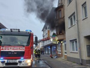 FW Moers: Brand in Wohn- und Geschäftshaus / Rauchmelder warnen Bewohner frühzeitig
