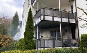 FW-E: Brennender Balkon an einem Mehrfamilienhaus – Feuerwehr verhindert Brandausbreitung