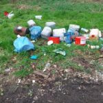 FW-KLE: Gefahrgut-Einsatz: Chemikalien-Kanister auf Parkplatz an Landstraße entsorgt