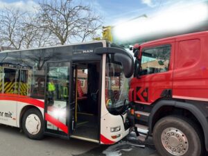 FW Borgentreich: Unfall mit einem Schulbus. 12 Fahrgäste sind betroffen!