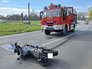 FW Sonsbeck: Auslaufende Betriebsmittel nach Verkehrsunfall mit Motorrad