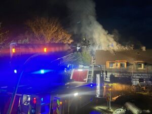FW Pforzheim: Dachstuhlbrand, zwei Wohnungen unbewohnbar