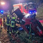 FW VG Westerburg: Feuerwehr befreit eigeklemmten Fahrzeugführer – zwei Verletzte nach Unfall bei Berzhahn