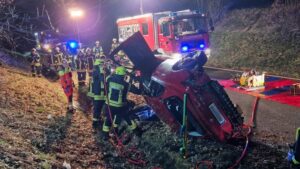 FW VG Westerburg: Feuerwehr befreit eigeklemmten Fahrzeugführer – zwei Verletzte nach Unfall bei Berzhahn