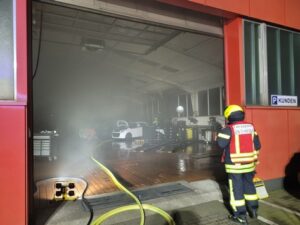 FW-OB: Brand in KFZ-Werkstatt. Aufmerksame Bürgerin und Mitarbeiter verhindern Schlimmeres.