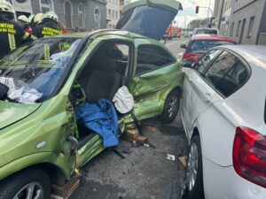 FW-MH: Schwerer Verkehrsunfall mit eingeklemmter Person in Mülheim an der Ruhr