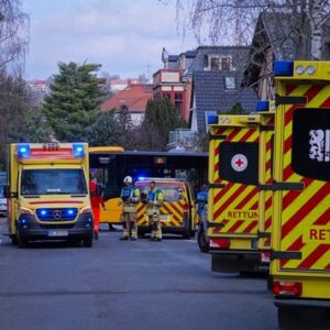 FW Dresden: Mehrere Verletzte bei Verkehrsunfall