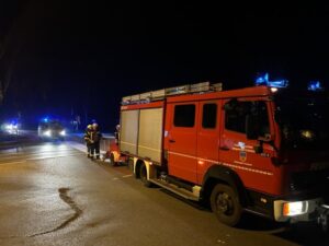 FFW Fredenbeck: 5km Ölspur nach Verkehrsunfall durch Feuerwehr abgestreut