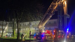 FW-HAAN: Kellerbrand in Gebäude für Betreutes Wohnen – 10 Bewohner über Hubrettungsfahrzeug gerettet