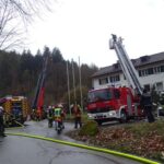 KFV-CW: Feuerwehr rettet Person aus Brandwohnung – Feuerwand und massiver Rauch in beengtem Zugang waren Herausforderung