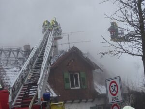 KFV-CW: Wohnhaus nach Brand einsturzgefährdet – Technisches Hilfswerk trägt Hausanbau ab