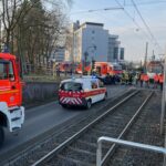 FW-BN: Auto kollidiert mit Straßenbahn – Feuerwehr befreit eingeklemmte Person