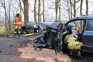 FW-SE: Schwerer Verkehrsunfall mit zwei eingeklemmten Personen