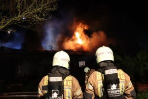 FW-SE: Schuppenbrand greift auf Einfamilienhaus über