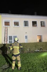 FW-E: Kellerbrand in einem Mehrfamilienhaus – Treppenhaus stark verraucht