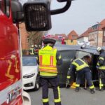 FW Celle: Feuerwehr rettet Fahrer aus umgekippten Fahrzeug