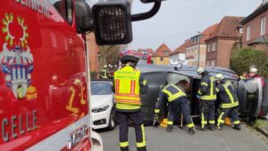 FW Celle: Feuerwehr rettet Fahrer aus umgekippten Fahrzeug