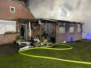 FW-LK Leer: Frau aus brennendem Haus gerettet – Ersthelfer erlitten selber Rauchvergiftungen – Vier verletzte nach Feuer in Holtland