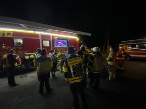 FW Kreis Soest: Großbrand in Rüthen – Rund 250 Einsatzkräfte bekämpfen Brand in einem Sägewerk