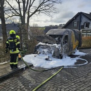 FW Wenden: PKW Brände rufen Feuerwehr auf den Plan