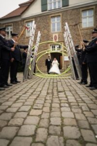 FW-EN: Manja heiratet ihren Tim – Feuerwehr Herdecke stand vor dem Standesamt Spalier