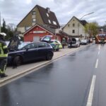 FW-EN: Wetter (Ruhr): Verkehrsunfall und Person hinter Tür am Karfreitag