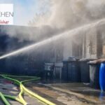 FW Frechen: Werkstattbrand in Frechen-Bachem – 12 Personen aus dem umliegenden Gebäude evakuiert