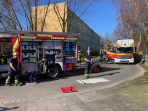 FW-DO: Feuer in Dortmund Mengede /Ausgedehnter Zimmerbrand in einem Mehrfamilienhaus