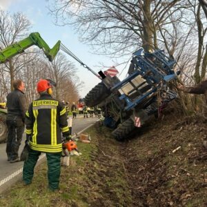 FW Ense: Unfall mit landwirtschaftlicher Maschine auf B516