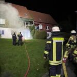 FF Bad Salzuflen: Feuerwehr löscht Zimmerbrand in der Kolberger Straße / Mehrere Wohnungen müssen evakuiert werden. Verletzt wird niemand
