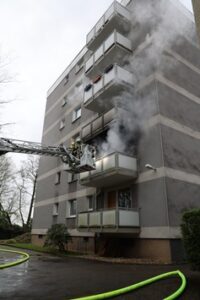FW-E: Balkon steht in Flammen – Übergreifen der Flammen konnte verhindert werden