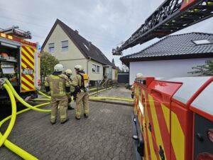 FW Lehrte: Fassadenbrand nach Handwerkerarbeiten: schnelles eingreifen der Feuerwehr verhindert schlimmeres.
