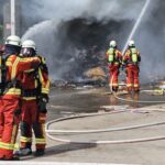 FW Düren: Feuer in Entsorgungsbetrieb