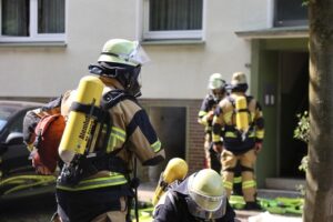 FW-E: Durchzündung eines Akkus verursacht Wohnungsbrand – Mieter kann sich ins Freie retten