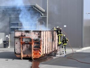 FW-BO: Brand eines Großcontainers in Bochum Gerthe