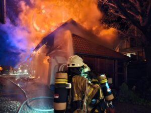 FW Lehrte: Großbrand landwirtschaftlicher Betrieb: Nebengebäude steht im Vollbrand, Feuerwehr verhindert übergreifen auf Seniorenheim und Wohngebäude