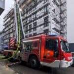 FW-E: Feuer in einem mehrgeschossigen Wohn- und Geschäftsgebäude zieht aufwendige Löscharbeiten nach sich – Dämmung fängt Feuer