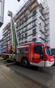 FW-E: Feuer in einem mehrgeschossigen Wohn- und Geschäftsgebäude zieht aufwendige Löscharbeiten nach sich – Dämmung fängt Feuer