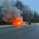 FW-EN: PKW brennt auf Autobahn und qualmende Batterie an einer Schule
