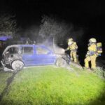 FW Lehrte: Auto brennt im Garten