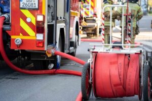 FW Dresden: Meterhohe Flammen rufen die Feuerwehr auf den Plan