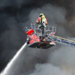 FW-RD: Feuer in Lagerhalle löst Großeinsatz aus – 150 Feuerwehrkräfte im Einsatz
