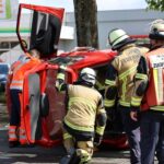 FW-E: Pkw kollidiert mit Baum – Fahrer eingeschlossen