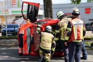 FW-E: Pkw kollidiert mit Baum – Fahrer eingeschlossen