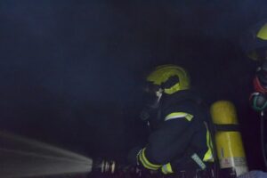 FW-OB: Nächtlicher Zimmerbrand schnell durch Feuerwehr gelöscht