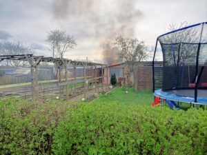 FW Lehrte: Feuerwehrmann bei Gartenlaubenbrand verletzt
